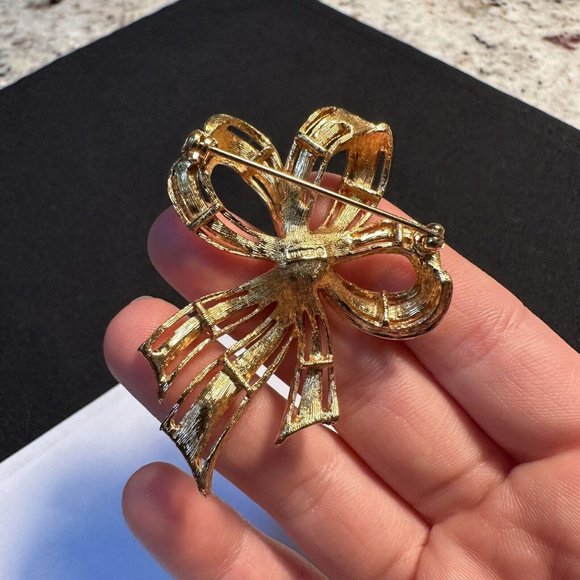 Signed Napier Brooch Pin Gold Tone Bow With Faux Pearl - Picture 7 of 7